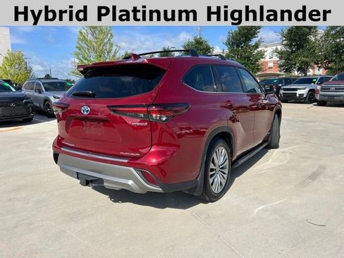 Certified 2024 Toyota Highlander Platinum AWD/4WD image 3