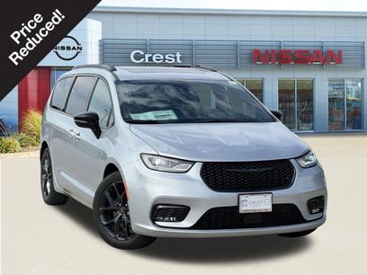 Used 2023 Chrysler Pacifica Limited w/ Uconnect Theater Family Group
