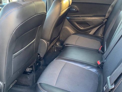 Used 2019 Chevrolet Trax LT w/ LT Convenience Package FWD image 18