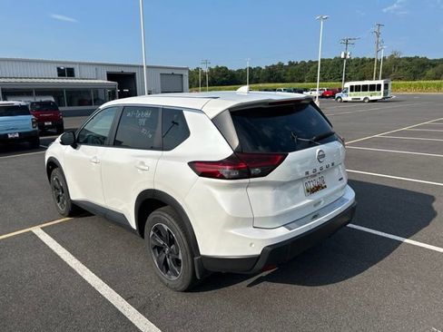Used 2025 Nissan Rogue SV AWD/4WD image 3