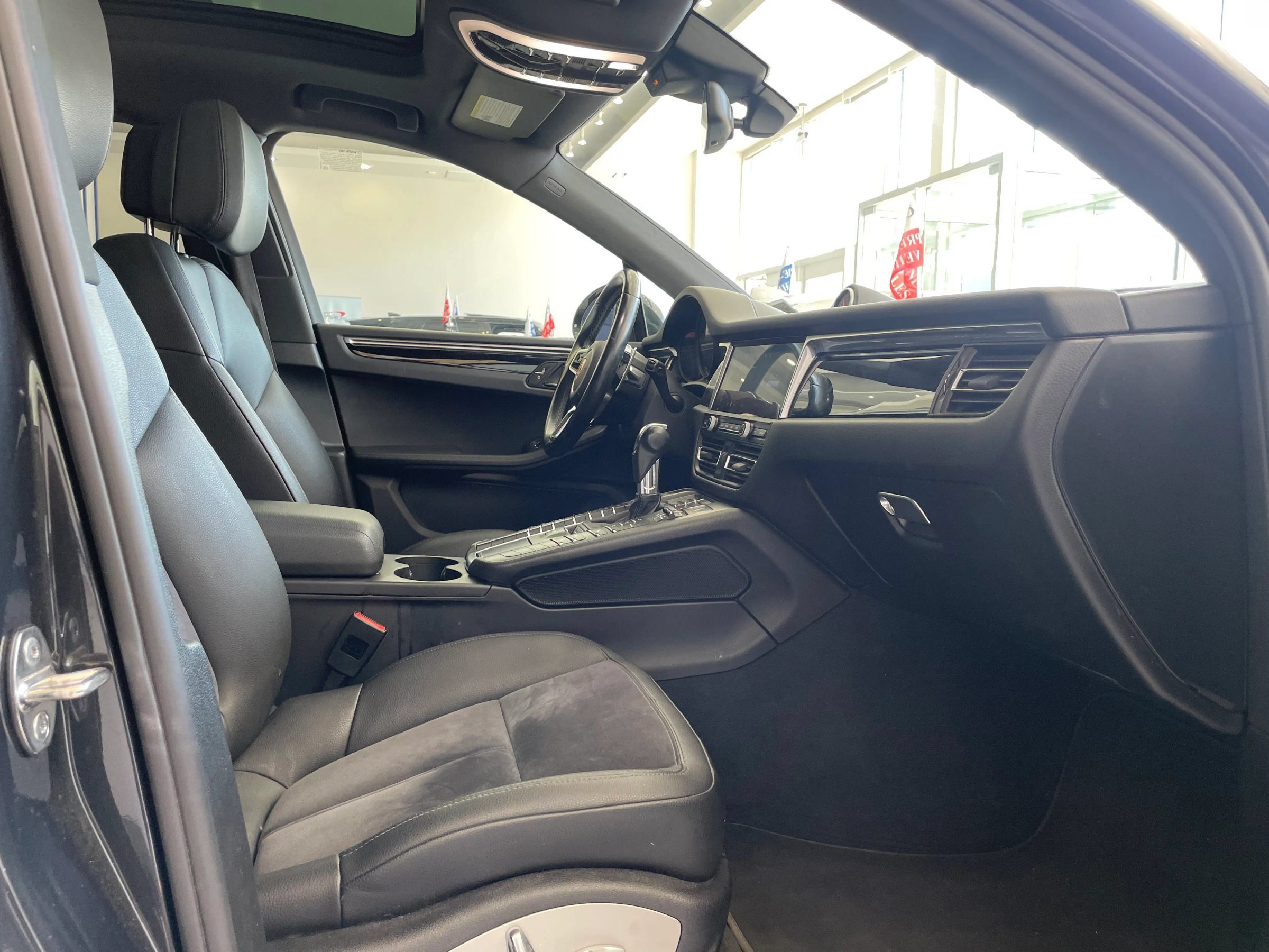 Used 2021 Porsche Macan AWD/4WD image 26
