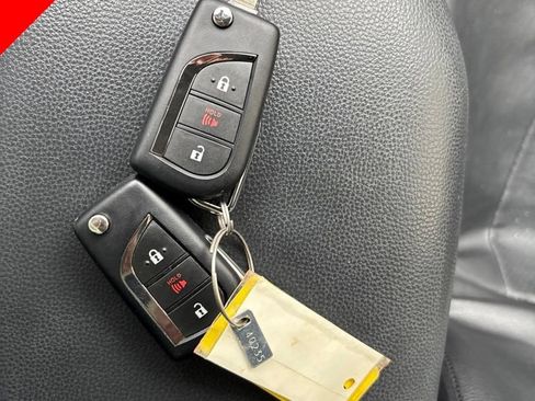 Used 2021 Toyota RAV4 LE FWD image 26