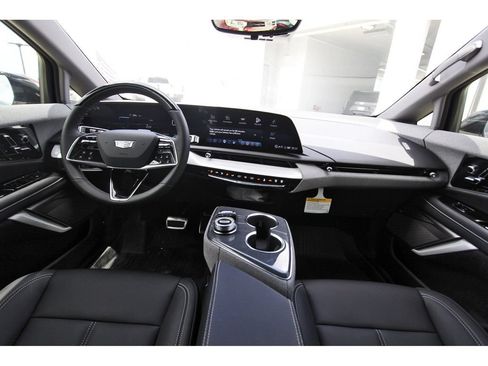 New 2027 Cadillac Optiq Luxury w/ LPO, Floor Liner Package AWD/4WD image 9