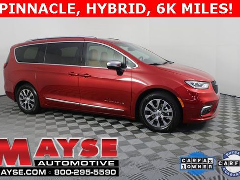 Used 2025 Chrysler Pacifica Pinnacle image 1