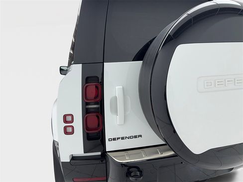 Used 2024 Land Rover Defender 130 X-Dynamic SE image 11