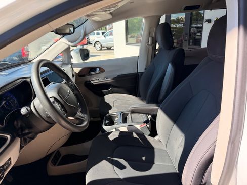Used 2018 Chrysler Pacifica Touring Plus w/ Tire & Wheel Group FWD image 10