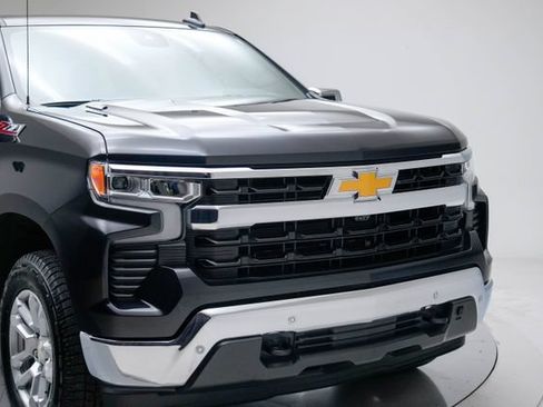 Used 2024 Chevrolet Silverado 1500 LT w/ Z71 Off-Road Package AWD/4WD image 11