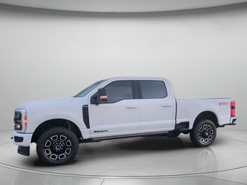 Certified 2025 Ford F250 Platinum w/ FX4 Off-Road Package AWD/4WD image 12