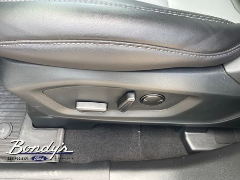 Used 2024 Ford Explorer XLT w/ Equipment Group 202A RWD image 9
