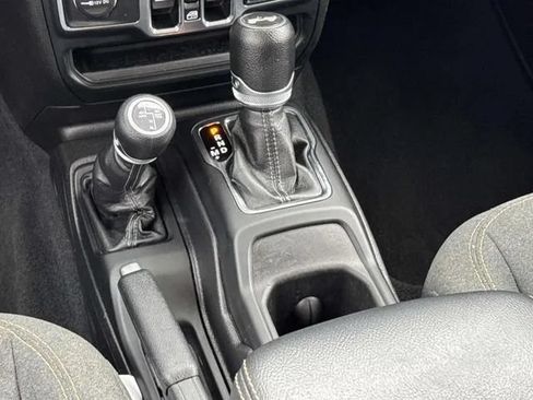 Used 2024 Jeep Wrangler Unlimited Sahara AWD/4WD image 19