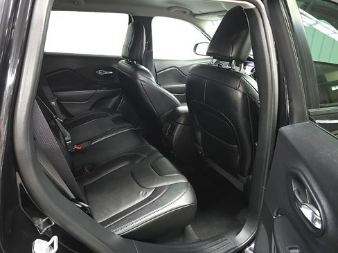 Used 2022 Jeep Cherokee Trailhawk w/ Premium Leather Package AWD/4WD image 19