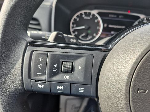 Used 2022 Nissan Rogue SV AWD/4WD image 16