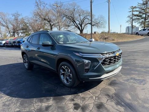 Used 2025 Chevrolet Trax LT w/ Driver Confidence Package image 9