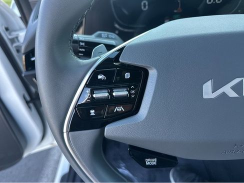 Certified 2025 Kia Niro EX image 20