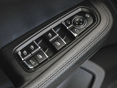 Used 2023 Porsche Macan AWD/4WD image 8