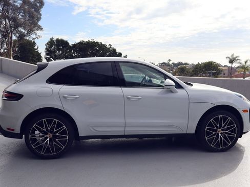 Certified 2025 Porsche Macan image 8