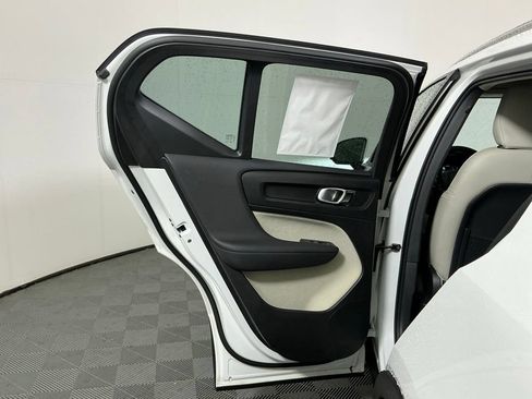 Used 2022 Volvo XC40 T5 Momentum w/ Premium Package AWD/4WD image 24
