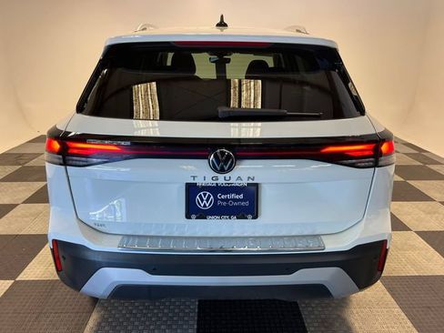 Certified 2025 Volkswagen Tiguan SE w/ Panoramic Sunroof Package FWD image 4