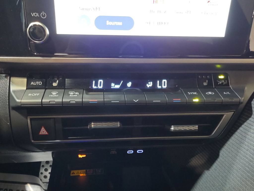 Used 2025 Toyota Camry SE w/ Convenience Package AWD/4WD image 16