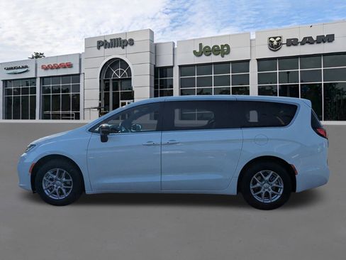 New 2026 Chrysler Pacifica Select image 6