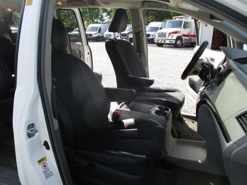 Used 2013 Toyota Sienna SE image 24