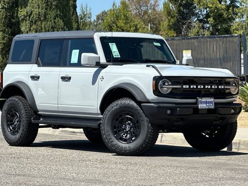 New 2026 Ford Bronco Outer Banks w/ Sasquatch Package AWD/4WD image 2