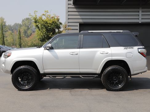 Used 2023 Toyota 4Runner SR5 Premium w/ Moonroof Package AWD/4WD image 5