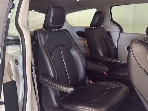 Used 2023 Chrysler Pacifica Touring-L FWD image 14
