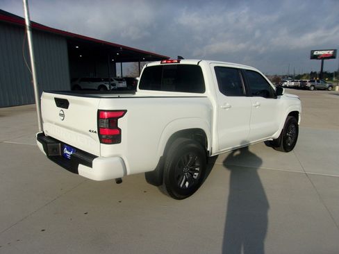 Used 2025 Nissan Frontier SV image 3