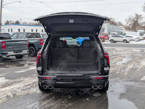 Used 2025 Chevrolet Traverse RS image 40