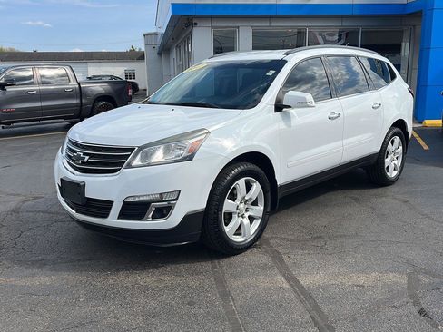 Used 2017 Chevrolet Traverse LT w/ Style and Technology Package FWD image 2