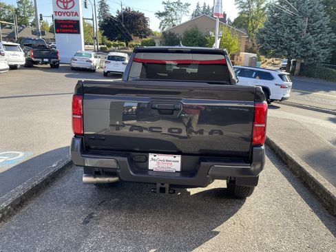 Certified 2025 Toyota Tacoma TRD Off-Road AWD/4WD image 5