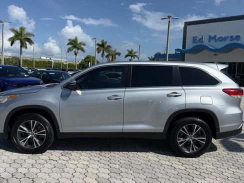 Used 2019 Toyota Highlander LE FWD image 3