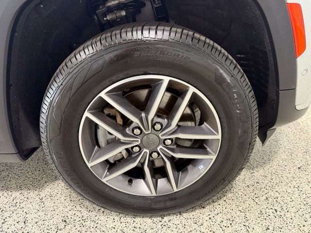 Used 2023 Jeep Grand Cherokee L Limited AWD/4WD image 40