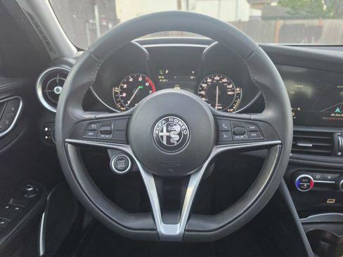 Used 2018 Alfa Romeo Giulia RWD image 34