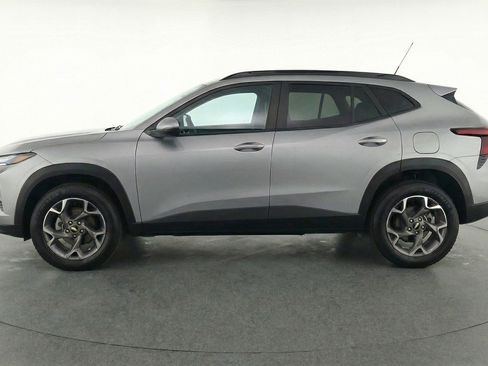Used 2025 Chevrolet Trax LT FWD image 5