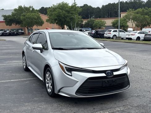 Used 2023 Toyota Corolla LE FWD image 3