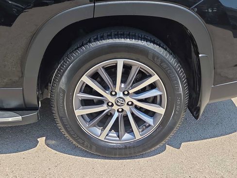 Used 2019 Toyota Highlander XLE FWD image 12