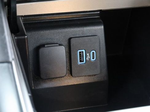 Used 2022 Ford Explorer XLT image 32