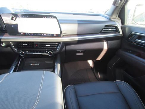 Used 2025 Chevrolet Suburban Premier image 17