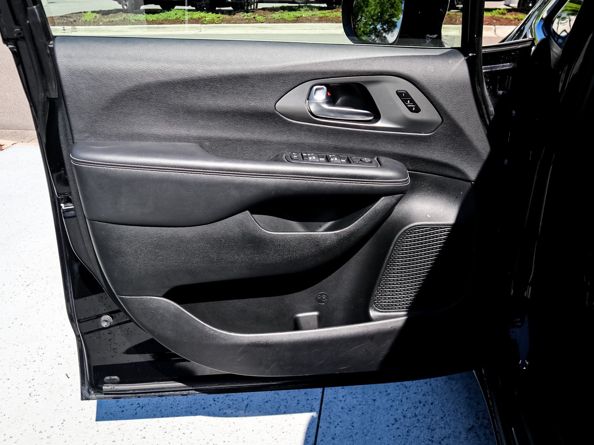 Used 2025 Chrysler Pacifica Select FWD image 14