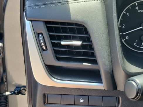 Used 2025 Nissan Rogue SV FWD image 31