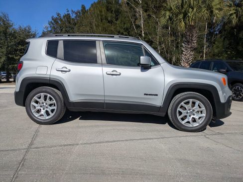 Used 2017 Jeep Renegade Latitude image 3