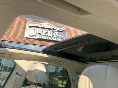 Used 2019 Bentley Bentayga image 40