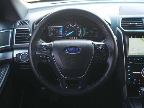 Used 2018 Ford Explorer Limited w/ Equipment Group 301A FWD image 16