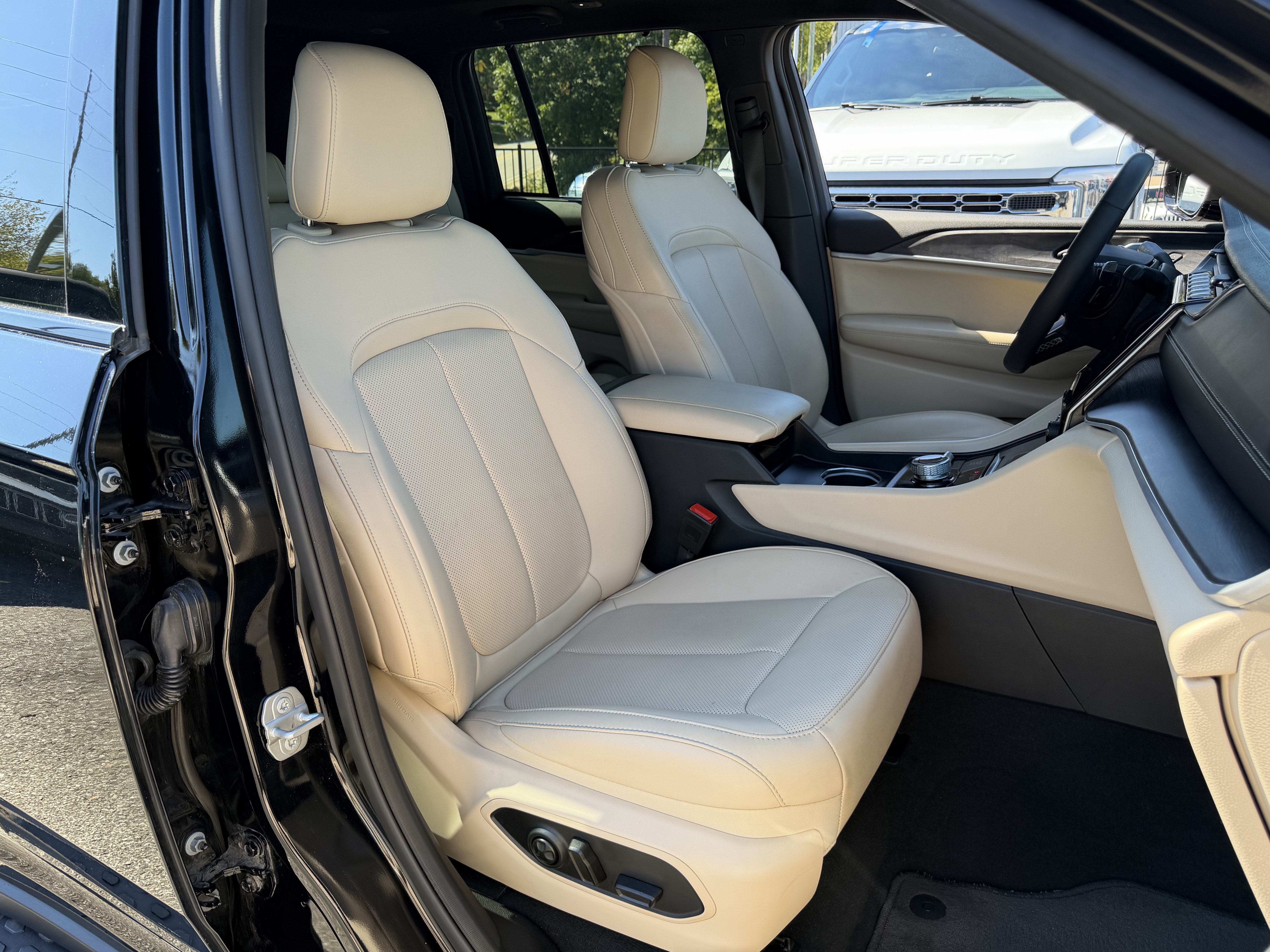 Used 2025 Jeep Grand Cherokee Limited w/ Luxury Tech Group II AWD/4WD image 36