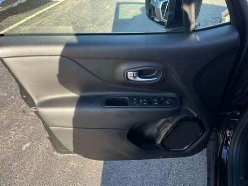 Used 2017 Jeep Renegade Altitude image 11