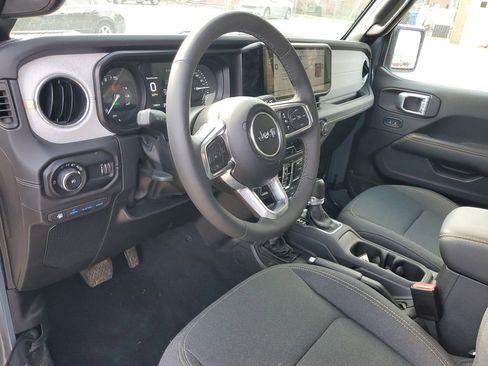 Used 2025 Jeep Wrangler Unlimited Sahara AWD/4WD image 15