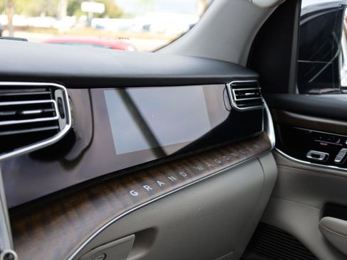 Used 2023 Jeep Grand Wagoneer 4WD image 12