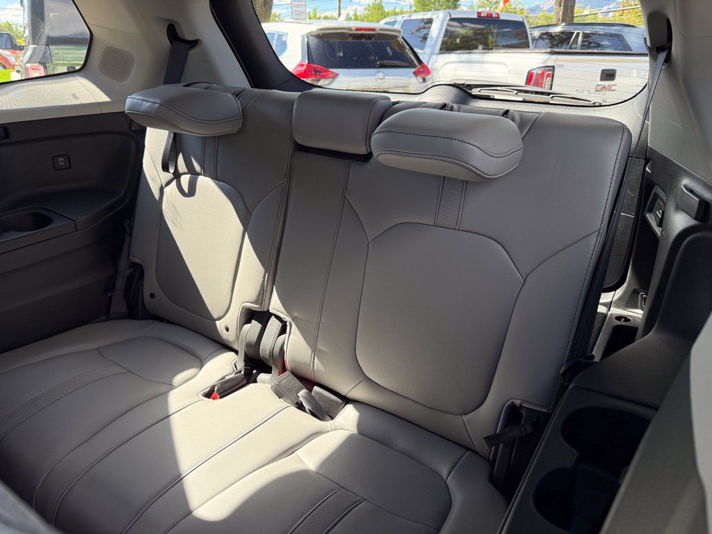 Used 2025 Honda Pilot Touring image 13